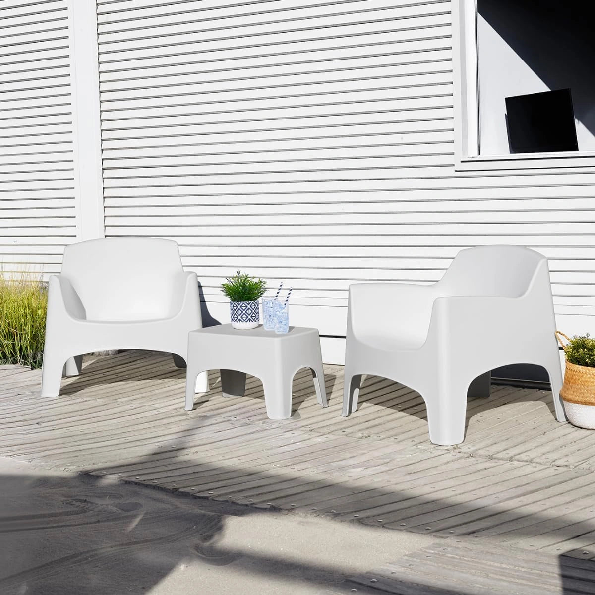 Ensemble de jardin Ibiza - 2 fauteuils empilables avec accoudoirs et table basse en plastique blanc pour ext¨¦rieur
